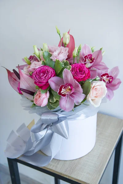 Strauß Frühlingsblumen Einer Schachtel — Stockfoto