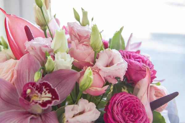 Bahar çiçekleri bir kutunun içinde