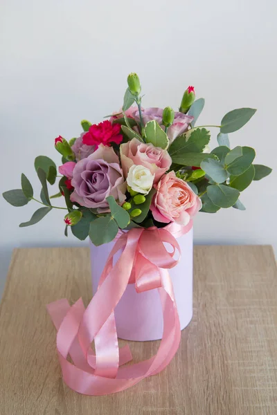 Bahar çiçekleri bir kutunun içinde