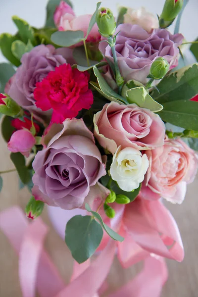 Strauß Frühlingsblumen Einer Schachtel — Stockfoto