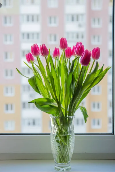 Kytice Růžových Tulipánů Váze Okně — Stock fotografie