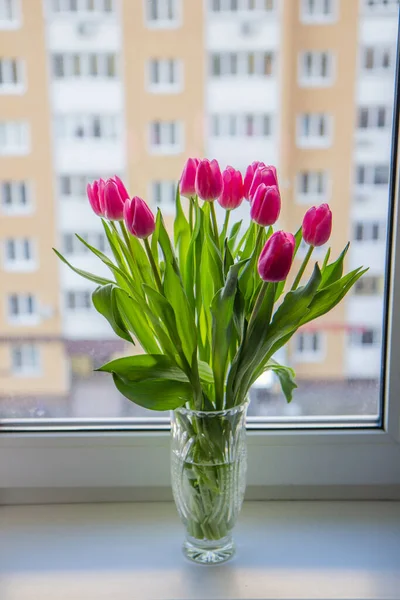 Kytice Růžových Tulipánů Váze Okně — Stock fotografie