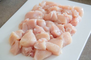 Beyaz tabakta tavuk eti