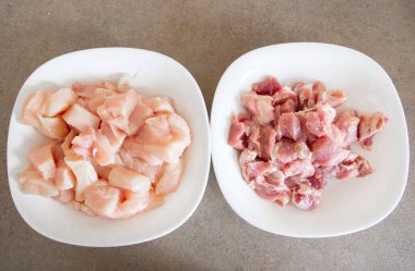 Beyaz tabakta domuz ve tavuk