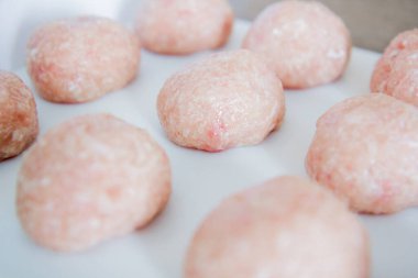 Beyaz arkaplanda çiğ et pirzolası