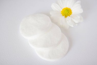 Papatya çayı ve kozmetik pamuk pedler