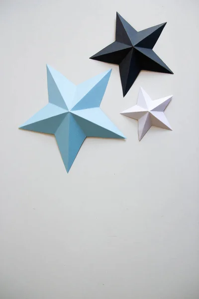 Estrelas Volumétricas Feitas Papelão Sobre Fundo Branco — Fotografia de Stock