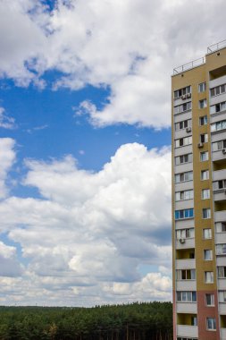 Apartman binası ve beyaz bulutlu mavi gökyüzü