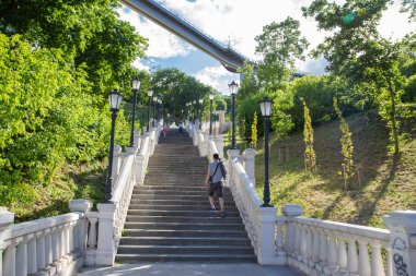 Şehir parkında büyük ve uzun merdivenler.
