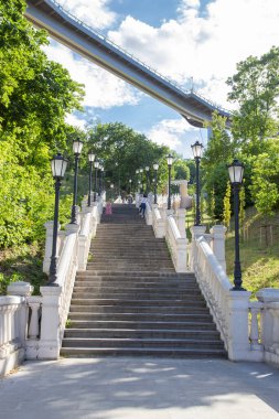 Şehir parkında büyük ve uzun merdivenler.