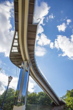 Mavi gökyüzüne karşı asma köprü, aşağıdaki köprünün fotoğrafı.
