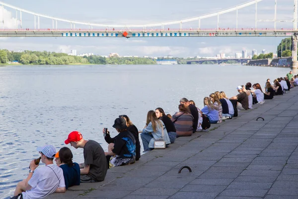 Gångbro Över Floden Dnepr Kiev Människor Vilar Stranden Floden — Stockfoto