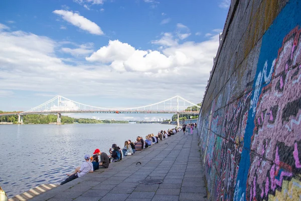 Пішохідний Міст Через Дніпро Києві Люди Відпочивають Берегах Річки — стокове фото