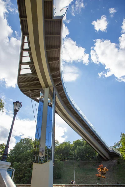 Puente Colgante Contra Cielo Azul Foto Del Puente Desde Abajo — Foto de Stock