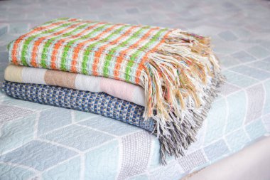 Sıcak battaniyeler yatağın üzerinde.