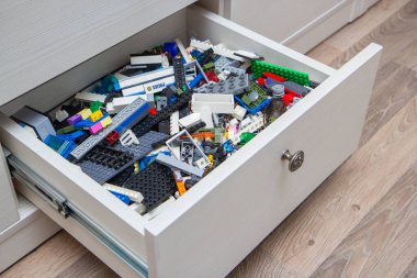 Çocuk oyuncağı üreticisi, tasarımcının birçok detayı.