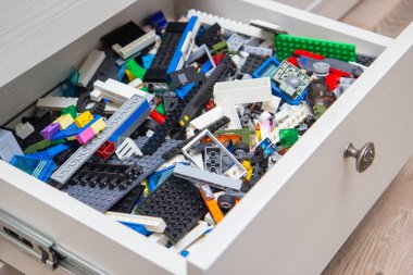 Çocuk oyuncağı üreticisi, tasarımcının birçok detayı.