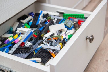 Çocuk oyuncağı üreticisi, tasarımcının birçok detayı.