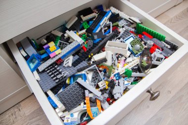 Çocuk oyuncağı üreticisi, tasarımcının birçok detayı.