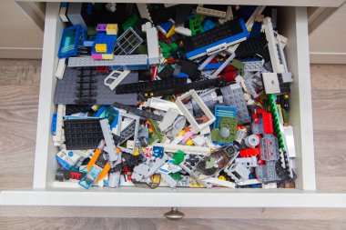 Çocuk oyuncağı üreticisi, tasarımcının birçok detayı.