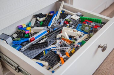 Çocuk oyuncağı üreticisi, tasarımcının birçok detayı.