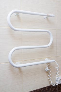 Banyoda beyaz havlu ısıtıcısı.