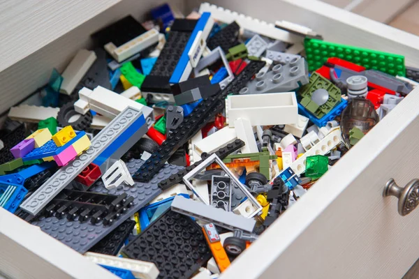 Çocuk oyuncağı üreticisi, tasarımcının birçok detayı.