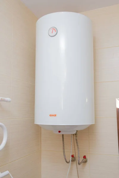 Banyoda beyaz su ısıtıcısı var.