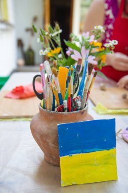 Kil çömlekte fırçalar ve kalemler, Ukrayna bayrağı