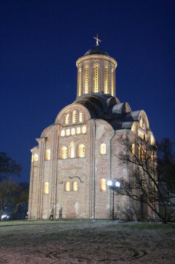 Akşam gökyüzünün arka planında altın tuğla tapınak