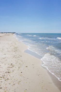 Kumlu sahil, deniz kıyısı ve mavi gökyüzü