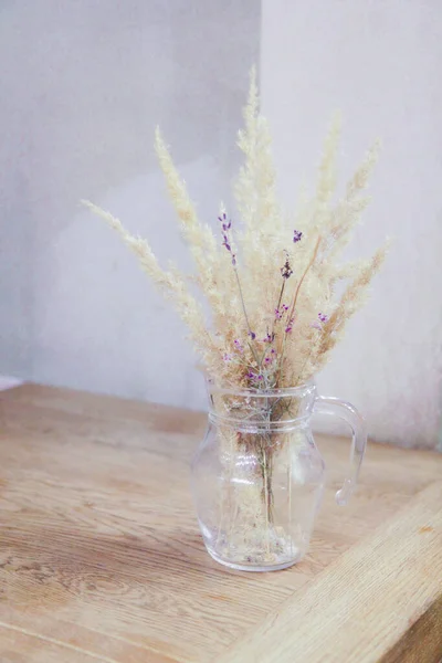 Buquê Flores Secas Vaso Transparente Mesa — Fotografia de Stock
