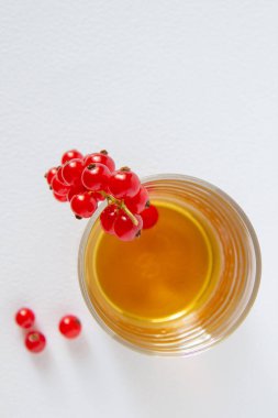 Böğürtlen ve bir bardak alkol