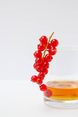 Böğürtlen ve bir bardak alkol