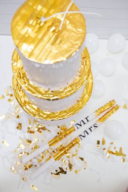 Beyaz ve altın renkli düğün pastası, beyaz dekoratif karton düğün pastası, piata keki..