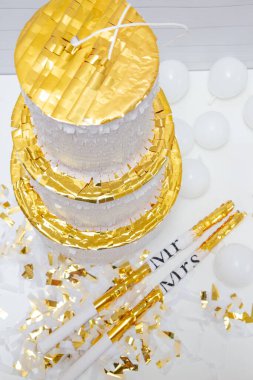Beyaz ve altın renkli düğün pastası, beyaz dekoratif karton düğün pastası, piata keki..