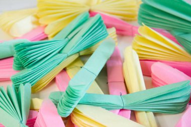 Tatil dekorasyonu için kağıt çiçekler. Kağıt ponponlar - pembe, sarı ve nane.