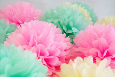 Tatil dekorasyonu için kağıt çiçekler. Kağıt ponponlar - pembe, sarı ve nane.
