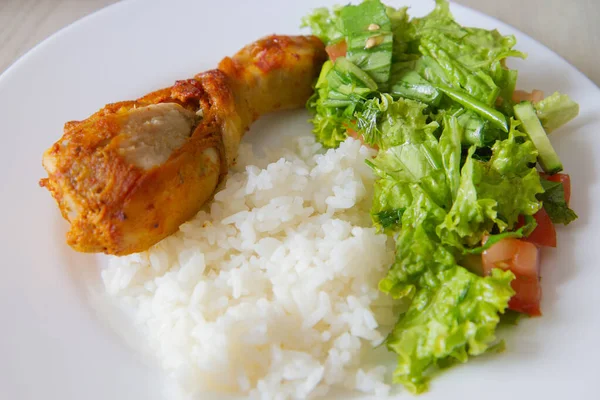 Makanan Piring Putih Kaki Ayam Nasi Dan Salad — Stok Foto