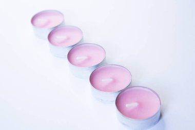 Beyaz arkaplanda pembe mumlar