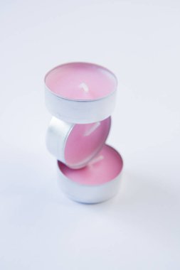 Beyaz arkaplanda pembe mumlar