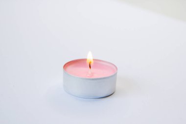 Pembe arka planda pembe mum yakmak