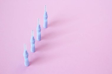 Pembe arkaplanda diş fırçaları