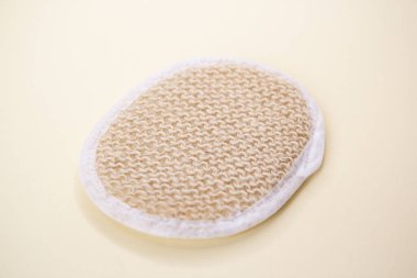 Sarı arka planda duş için bez