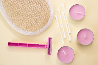 Banyo takımı, mumlar, jilet, pamuk tomurcukları.