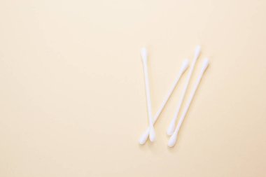 Sarı arkaplanda pamuk tomurcukları