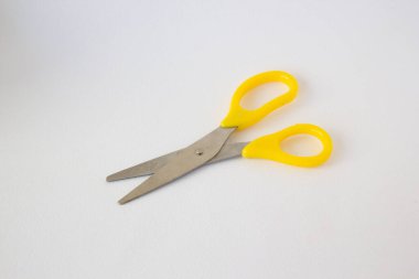 Beyaz arka plan üzerinde izole sarı makas