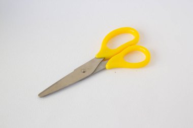 Beyaz arka plan üzerinde izole sarı makas