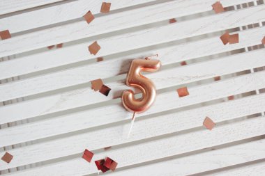 candle number 5 in the cake