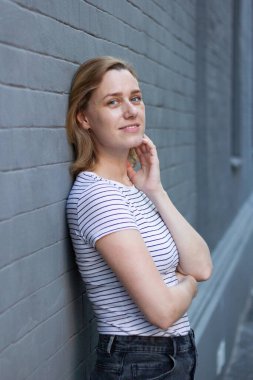 girl on the background of a gray wall